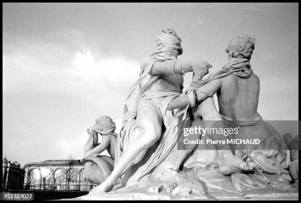 Statues des Tuileries avec un habillement de papier, 1986 a Paris, France.