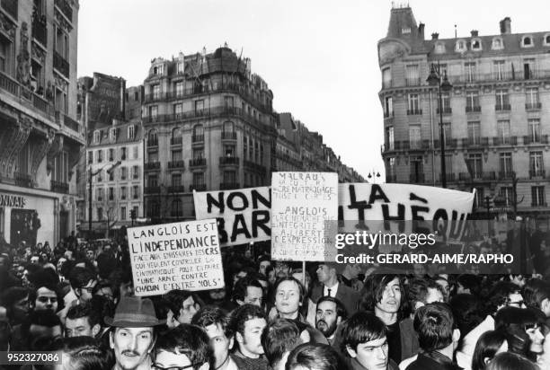 Henri Langlois, fondateur avec Georges Franju et Jean Mitry de la Cinematheque Francaise en 1936, est demissionne par Andre Malraux, Ministre de la...