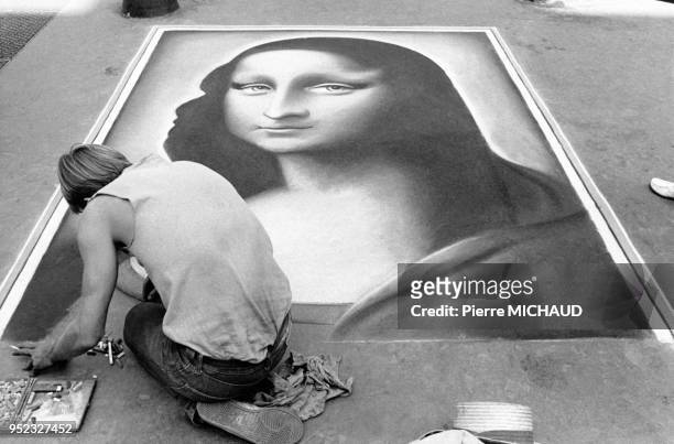 Dessinateur de rue reproduisant la Joconde sur le trottoir, à Paris, en France, en, 1984.