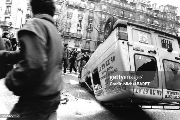 Emeute lors d'une manifestation contre de contrat d'insertion professionnelle à Paris, en mars 1994, France.