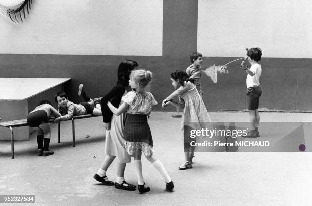 Enfants jouant pendant la fête de l'école à Paris, en 1981, France.