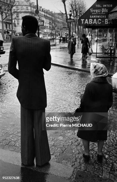 Immigré africain portant un pantalon ?pattes d'éléphant? dans la rue à Paris, circa 1970, France.