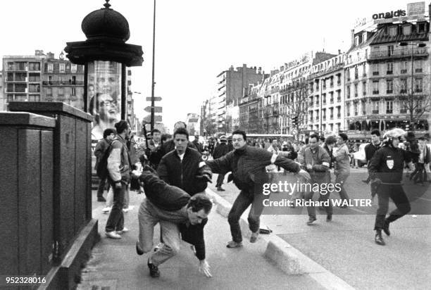 Interpellation de manifestants par la police lors d'une manifestation contre de contrat d'insertion professionnelle à Paris, le 10 mars 1994, France.