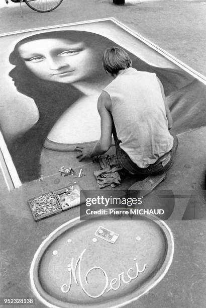 Dessinateur de rue reproduisant la Joconde sur le trottoir, à Paris, en France, en, 1984.