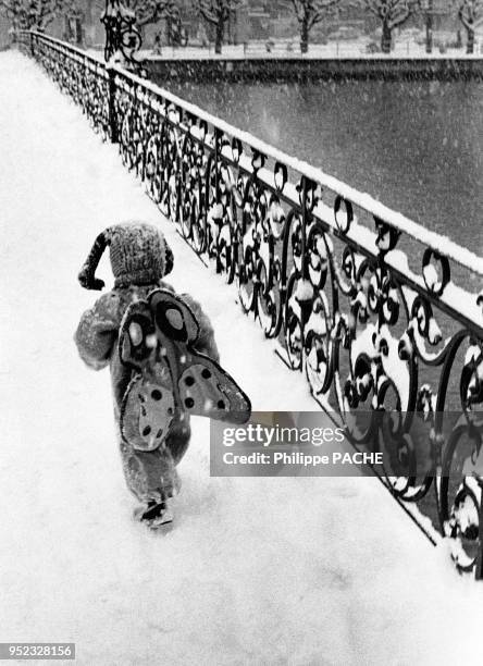 Enfant déguisé en papillon sous la neige, à Paris, en 1981, France.