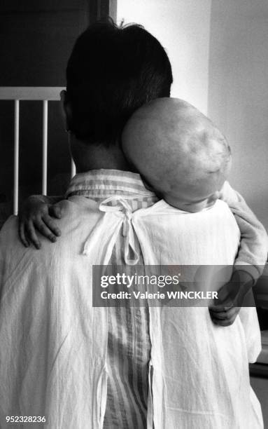 Bébé à la maternité de l'hôpital Robert-Debré à Paris, en 1988, France.