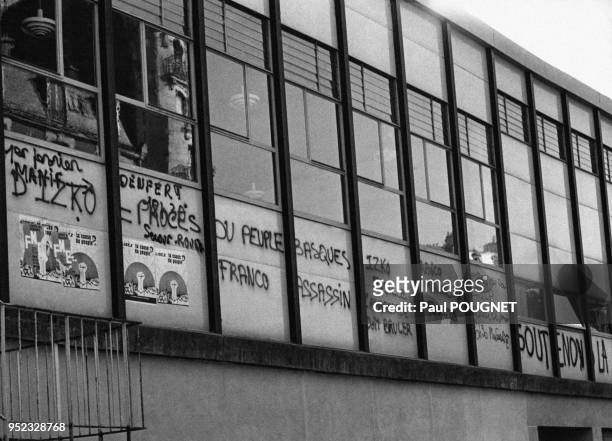 Graffitis dénonçant le procès du militant de l'ETA Xabier Izko de la Iglesia, sur un bâtiment de l'université de la Sorbonne à PAris, en 1970, France.