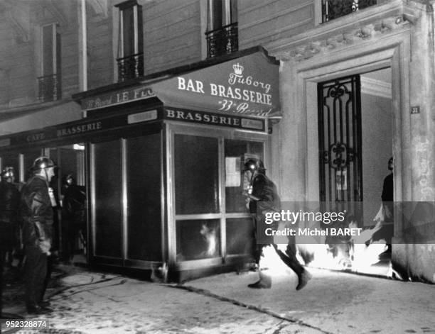 Pompier intervenant sur un incendie provoqué par une explosion de gaz, sur la place Saint-Ferdinand, à Paris, en France, le 8 mars 1979.