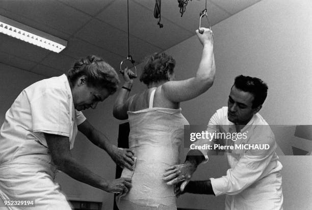 Médecins plâtrant une femme âgée à l'hôpital de la Croix Saint-Simon, à Paris, en 1989, France.