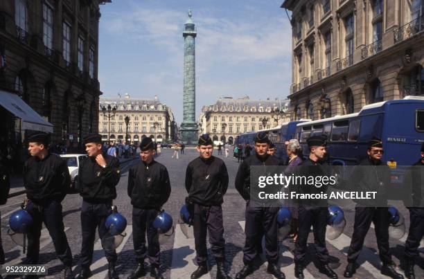 Barrant l'accès �à la place Vendôme lors d'une manifestation pour le rétablissement de la peine de mort, à Paris, en mai 1990, France.