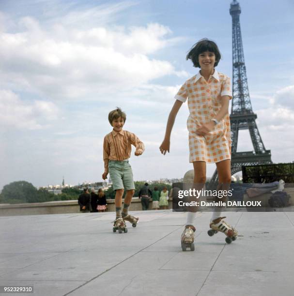Enfants faisant du patin à roulettes sur l'esplanade du Trocadéro à Paris, France, en 1976.