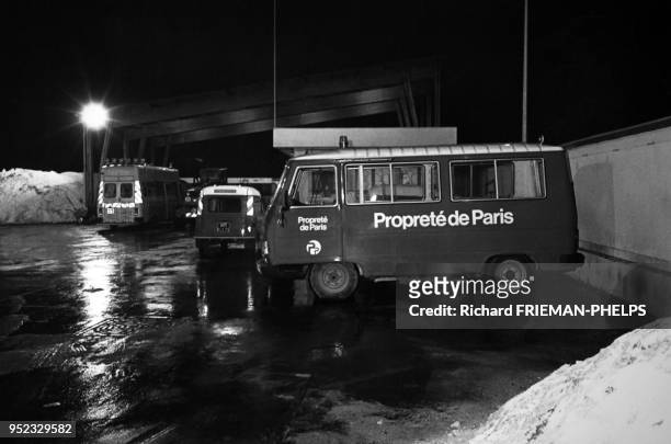 Camion de la ?Propreté de Paris? sur un parking, en 1984, France.