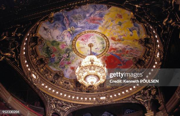 Plafond réalisé par Marc Chagall dans la grande salle de spectacle de l'opéra Garnier, à Paris, en juillet 1994, France.