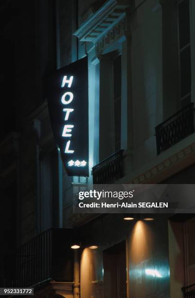 Enseigne de l'hôtel de Noailles à Paris, en juin 1990, France.