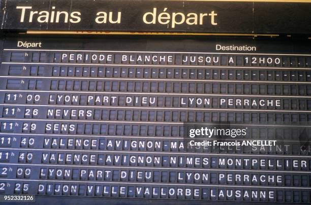 Panneau d'affichage des départs dans la gare de Lyon à Paris, en 1992, France.