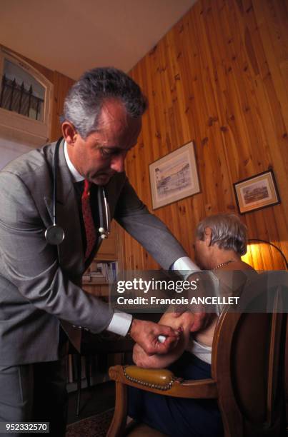 Médecin généraliste vaccinant une patiente dans son cabinet à Paris, en 1995, France.