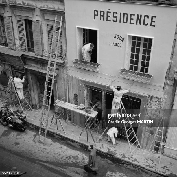 Travaux de ravalement d'une facade rue des Saussaies, circa 1960 a Paris, France.