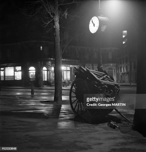 Charrette sur une place, rue Vercingetorix de nuit, a Paris, France, circa 1960.