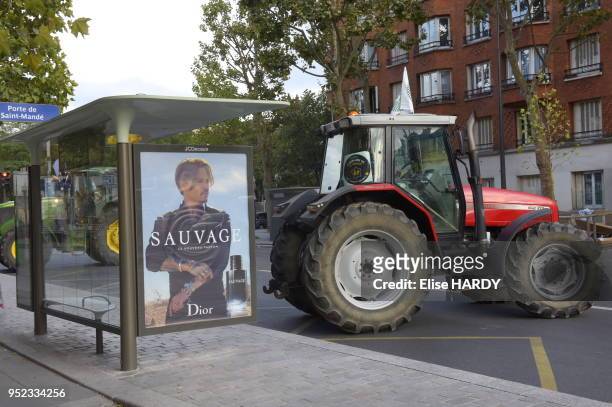 Tracteur devant un abribus lors de la manifestation des agriculteurs le 3 septembre 2015 à Paris, France.