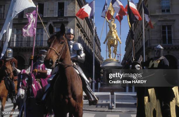 Manifestants du Front National déguisés en chevaliers devant la statue de Jeanne d'Arc sur la place des Pyramides à Paris, le 1er mai 1994, France.