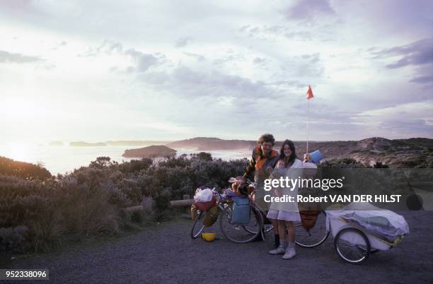 Famille en vélo au bord de la mer en avril 1985 en Australie.