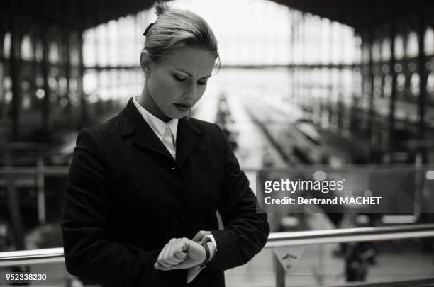 Employée attendant dans le hall de la gare de Lyon à Paris, France.