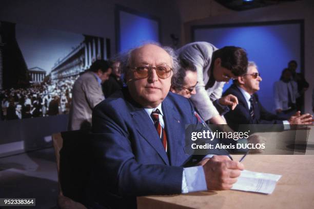 Charles Lederman, avocat et membre du Parti communiste, invité de l'émission télévisée 'Les Dossiers de l'écran' le 2 juin 1985 à Paris, France.