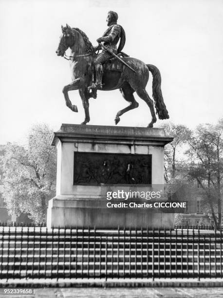 La statue équestre d'Henri IV à Paris, France.