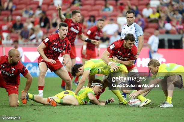 Ben O'Donnell of Australia makes a pass during the 2018 Singapore Sevens Pool D match between Wales and Australia at National Stadium on April 28,...
