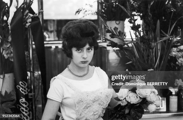 Jeune emme fleuriste dans sa boutique dans les années 50.