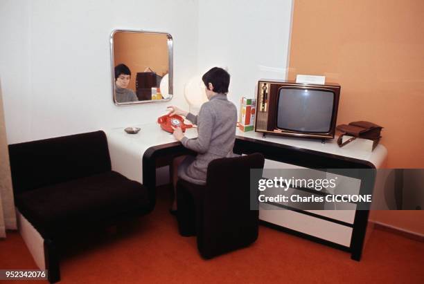 Femme dans une chambre de l'hôtel ?PLM Saint-Jacques? à Paris, France.