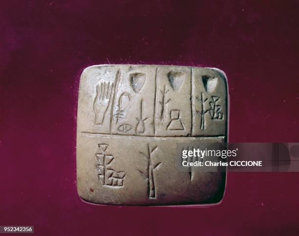 Acte de propriété d'esclaves sur une tablette sumérienne, au musée du Louvre, à Paris, en France. Liste de noms d'esclaves et d'un propriétaire...