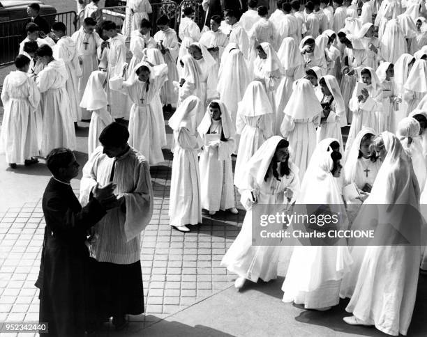 La communion de jeunes filles et garçons en l'église Saint-Sulpice à Paris, France.
