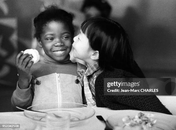 Petites filles à la cantine d'une école maternelle à Paris, France.