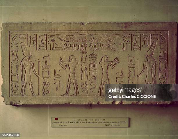 Haut-Relief égyptien représentant le pharaon Sésostris III faisant une offrande au dieu Montou, au musée du Louvre, à Paris, en France.