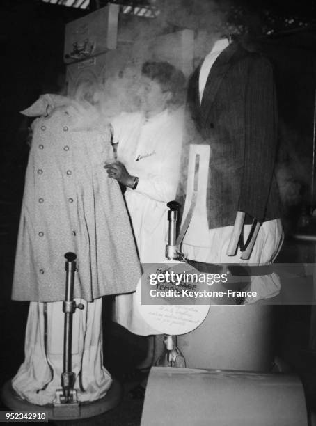 Repassage moderne, un mannequin se gonfle et il n'y a plus qu'à donner la vapeur et le vêtement est repassé, à Paris, France.