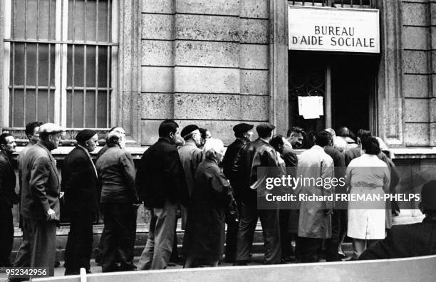 File d'attente devant un bureau d'aide sociale à Paris, en France.