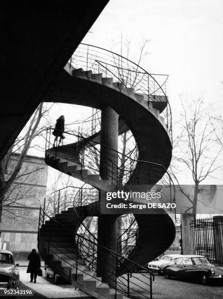 Escalier à double hélice sur le campus de la faculté de Jussieu à Paris, France.