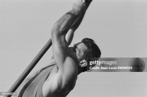 Professeur de sport lors d'un stage pédagogique sur l'apprentissage du saut à la perche, à Paris, France.