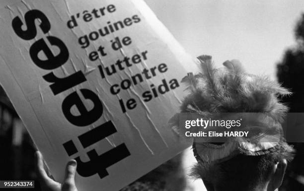 Manifestante homosexuelle dans une manifestation contre le sida à Paris, France.