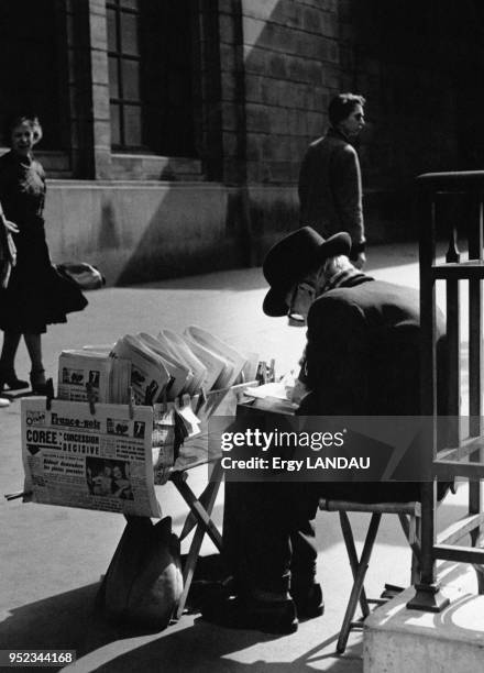 Marchand de journaux dans la rue à Paris, en France.