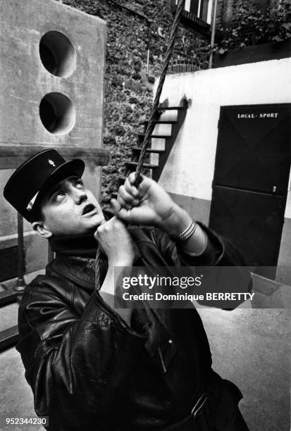 Pompier pendant un exercice dans la cour d'une caserne, à Paris, en France.