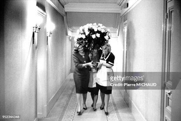 Femmes de chambre de l'hôtel Crillon livrant des fleurs, à Paris, en France.
