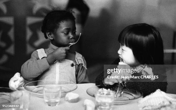 Petites filles à la cantine d'une école maternelle à Paris, France.