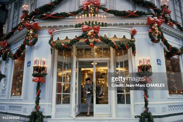 Boutique Dior sur l'avenue Montaigne pendant la période de Noël, à Paris, en France.