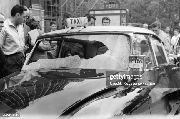 La voiture d'un taxi parisien tué par deux agresseurs nord-africains qui ont pris la fuite à Paris, France.