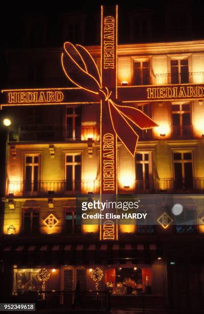Enseigne lumineuse de l'épicerie Hédiard, à Paris, en France.