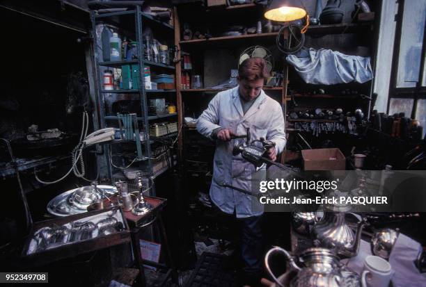 Orphèvre fabriquant de l'argenterie dans son atelier à Paris, en 1997, France.
