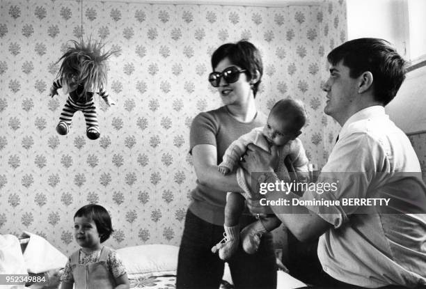 Pompier de Paris dans sa maison avec sa famille, France.