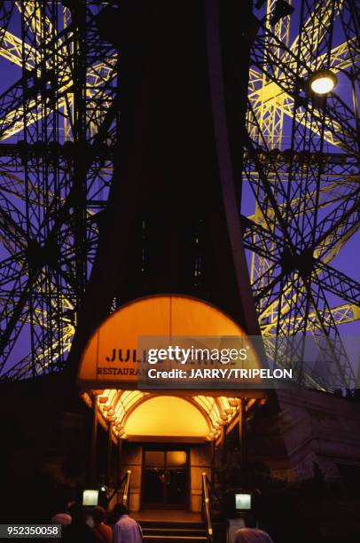 Entrée du restaurant ?Le Jules Verne?, au deuxième étage de la tour Eiffel, à Paris, France.